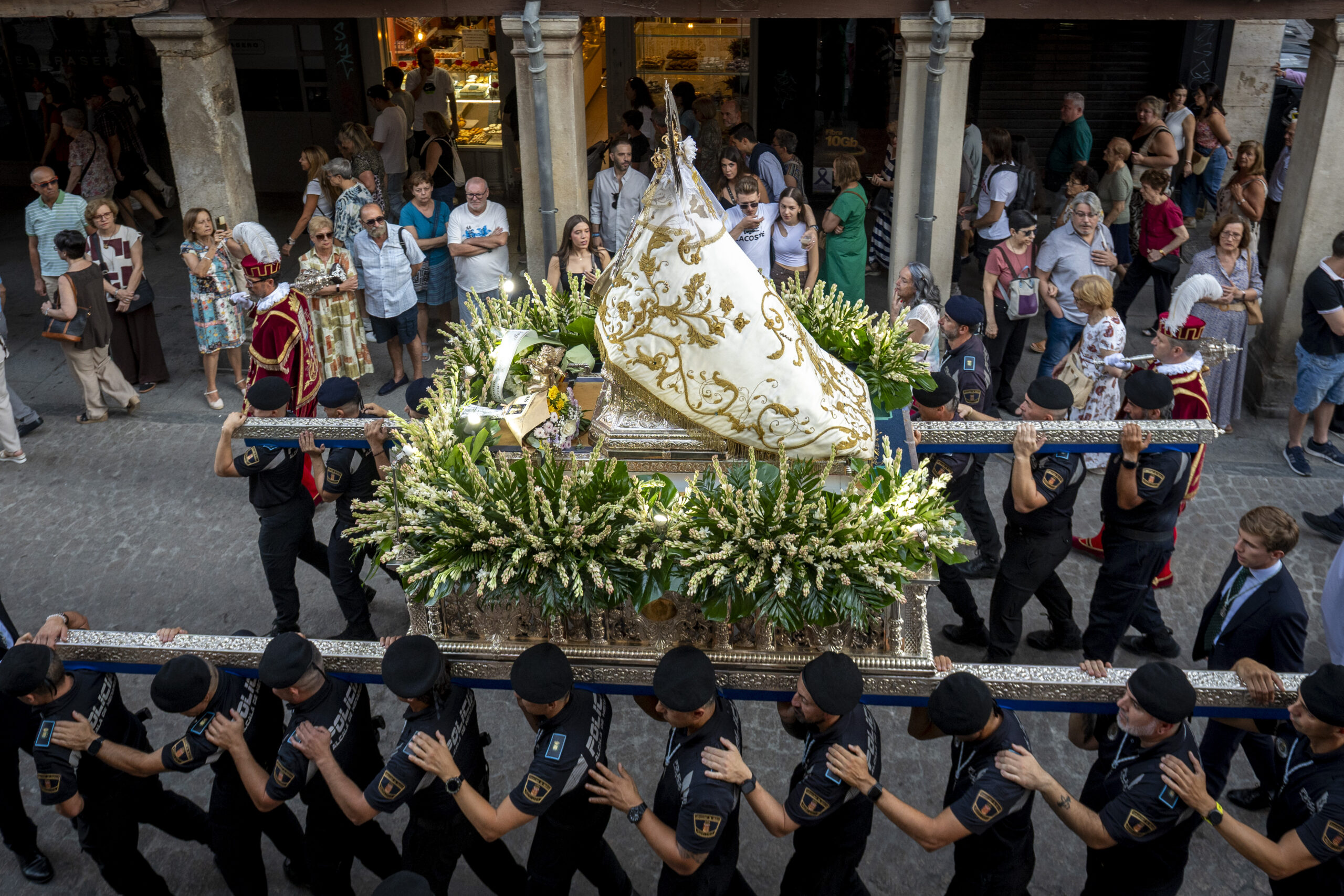 La Virgen del Val recorrió este sábado en procesión las calles de Alcalá hasta su ermita