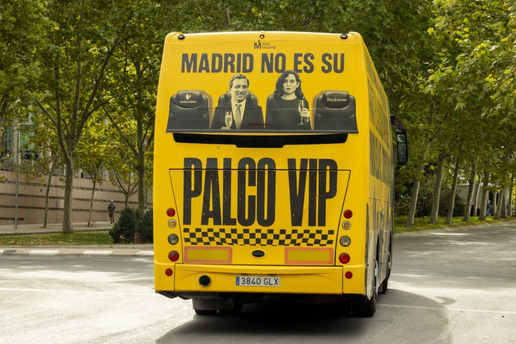 Más Madrid recorre las calles con un autobús para denunciar la ‘Fórmula PP’: Para ti el alquiler imposible, para Ayuso el ático de lujo