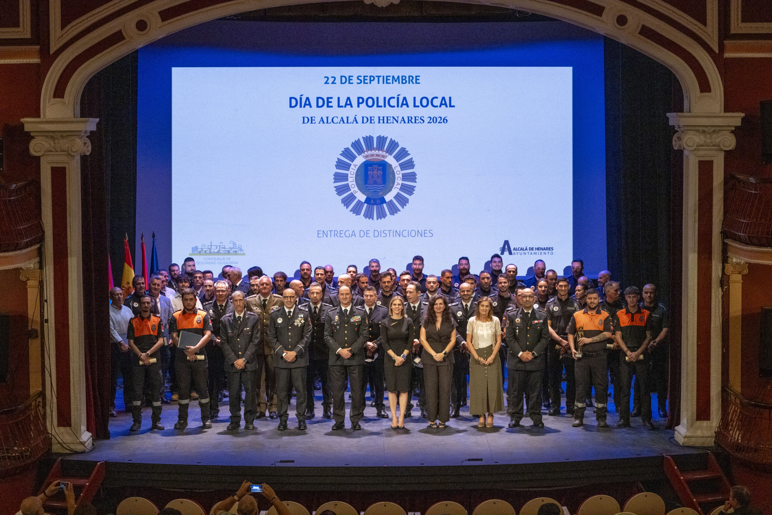 La alcaldesa preside en el Teatro Salón Cervantes la entrega de distinciones y condecoraciones de la Policía Local con motivo de su fiesta patronal