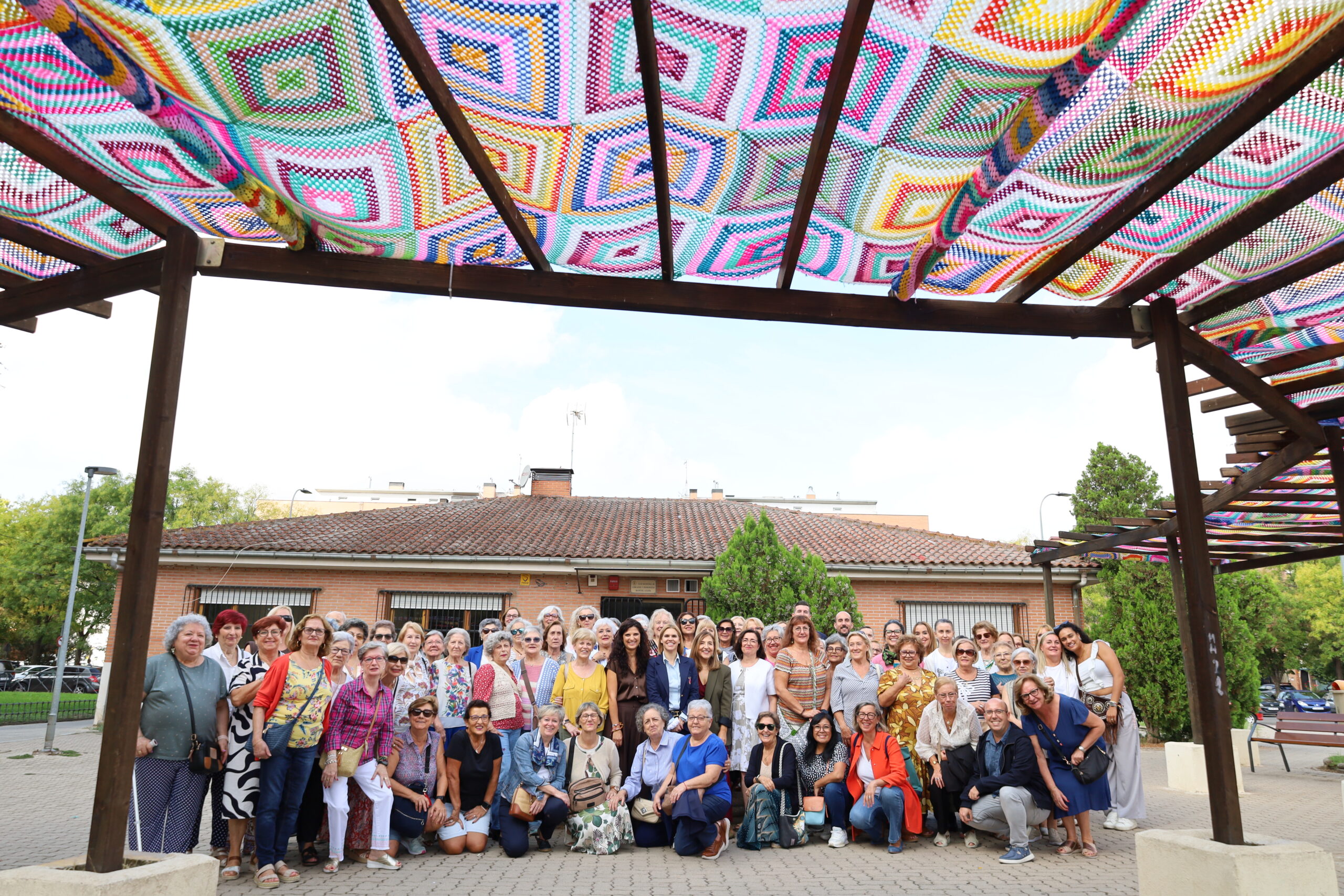 El proyecto intergeneracional ‘Tejiendo Lazos’ une a más de 200 alcalaínos para combatir la soledad no deseada a través de las labores tradicionales