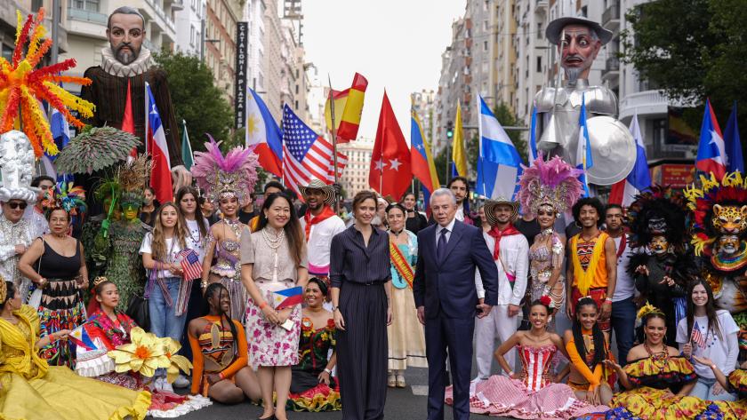Isabel Díaz Ayuso preside una masiva y multicultural Cabalgata de Hispanidad que llena la Gran Vía de música y color