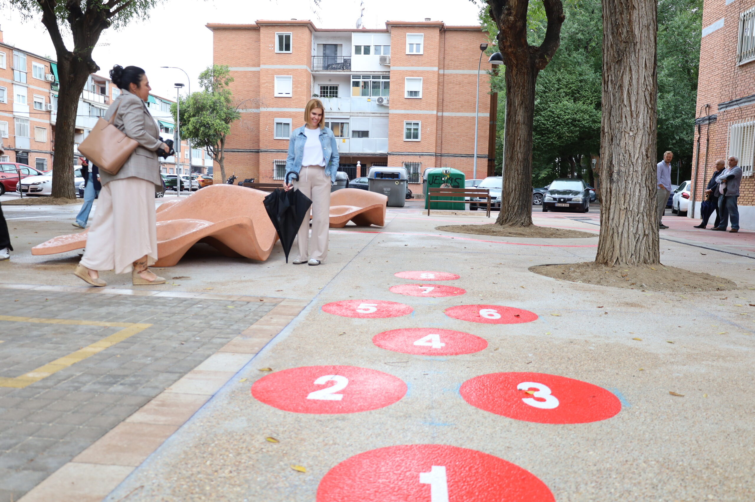 Alcalá de Henares concluye la remodelación de la plaza de la calle Nuestra Señora de Belén junto al colegio Santos Niños